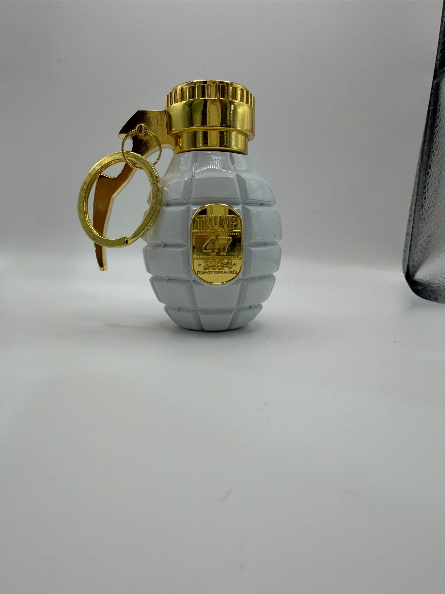 Trump Nade (white/gold variant)